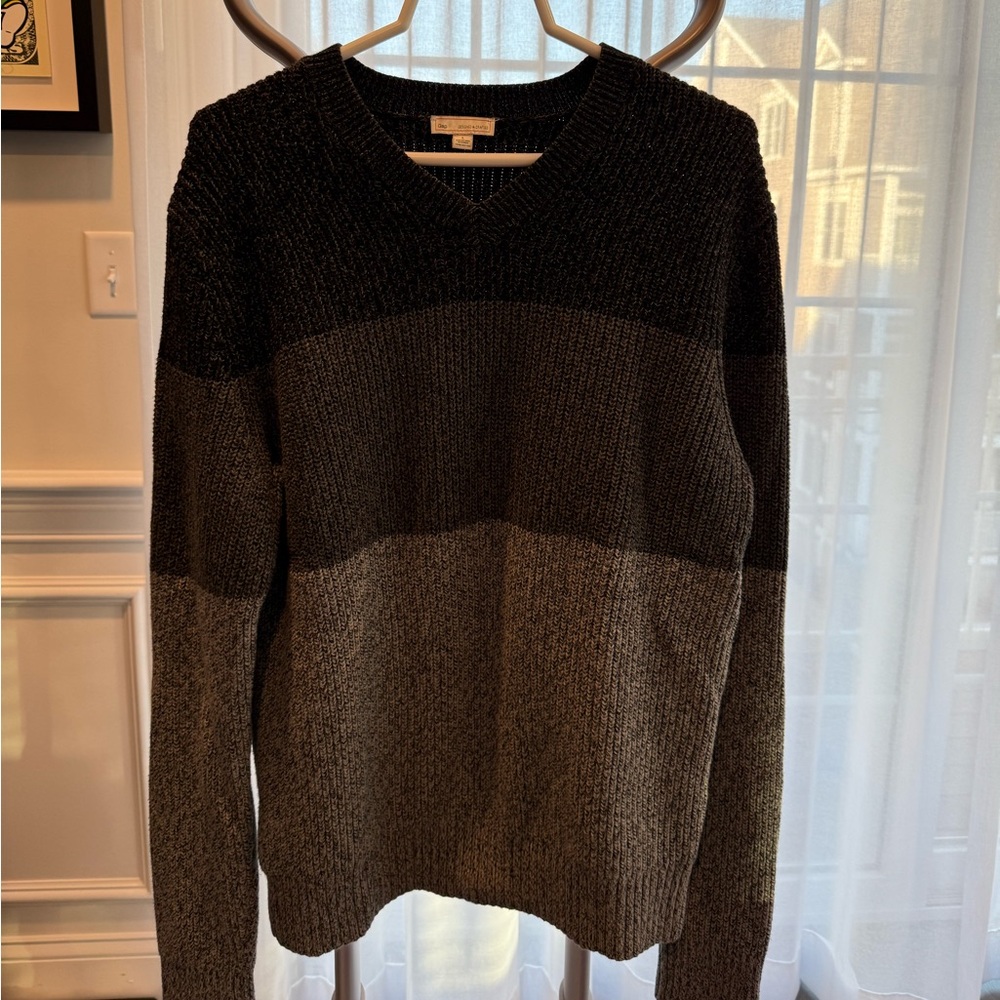 GAP Men's V-Neck Sweater in Black and Gray